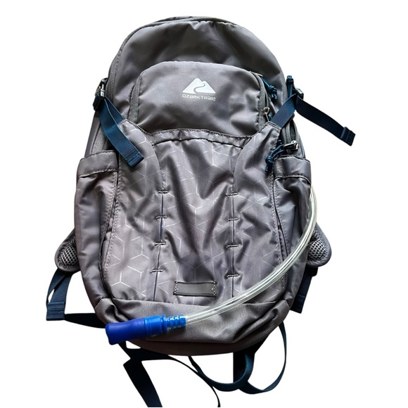 Ozark Trail Hydration Backpack Gray 72 oz - Picture 1 of 12
